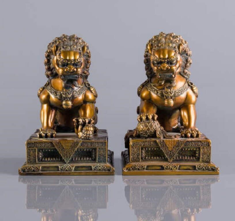 PAIR OF FOO DOGSA pair of gold 3a8d84