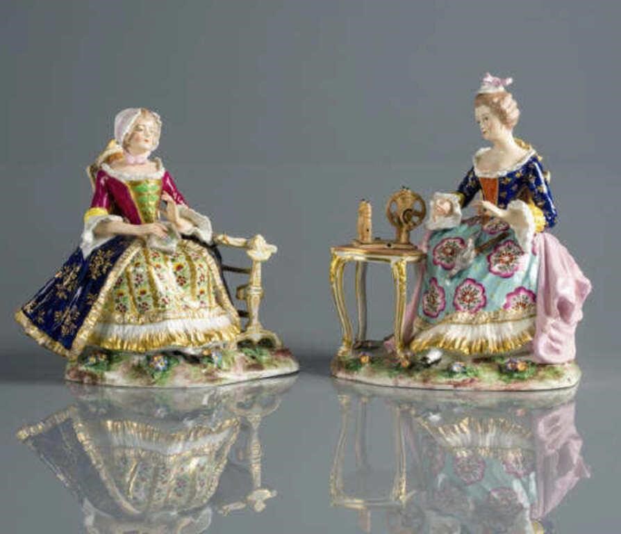 PAIR OF PORCELAIN FIGURINESA pair 3a8dac