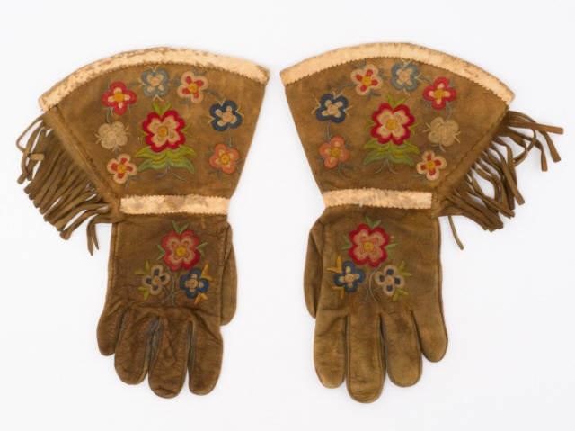 EMBROIDERED GAUNTLETS, EARLY 20TH CENTURYA