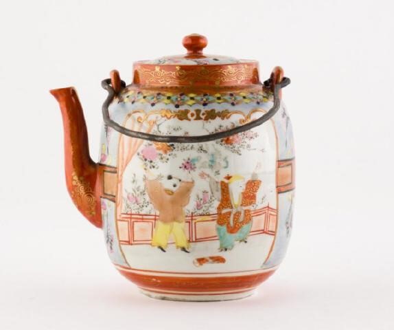 JAPANESE KUTANI PORCELAIN TEAPOT, LATE