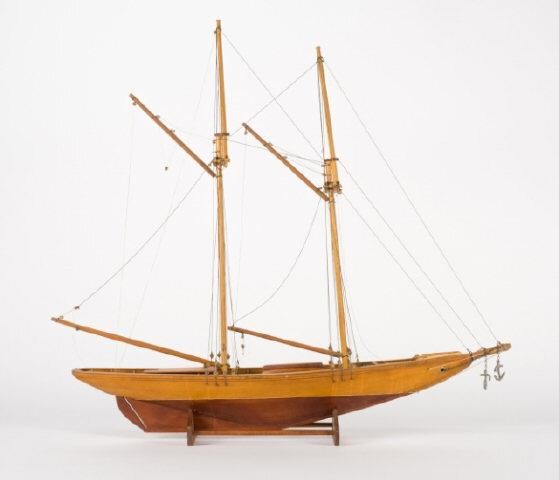 VINTAGE WOODEN MODEL OF THE BLUENOSE 3a91d1