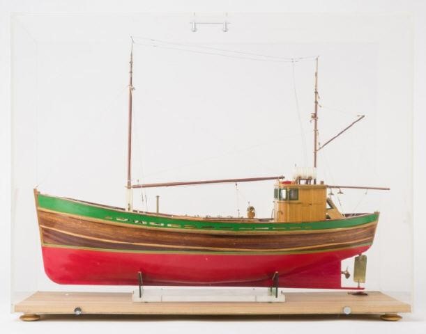 MOTORIZED MODEL OF SMALL CARGO VESSELA