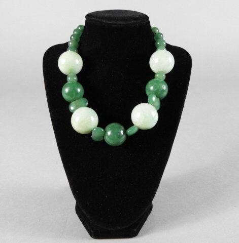 CHINESE WHITE GREEN JADEITE NECKLACEA 3a92a3