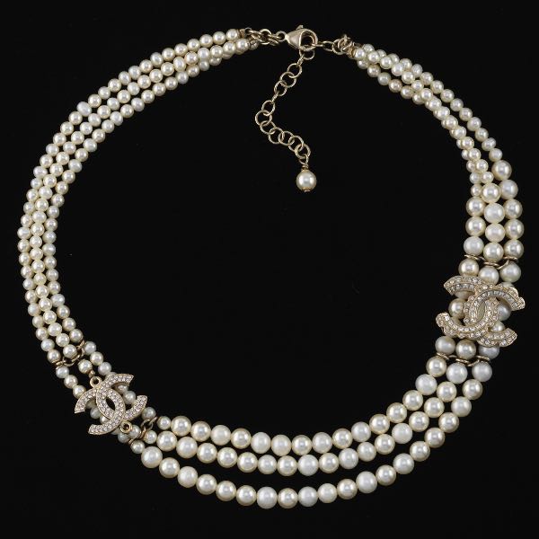 CHANEL FAUX PEARL NECKLACE 18  3a7276