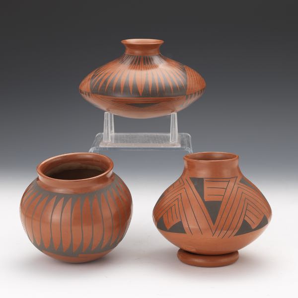 THREE NATIVE AMERICAN POTTERY VESSELS  3a7cdc
