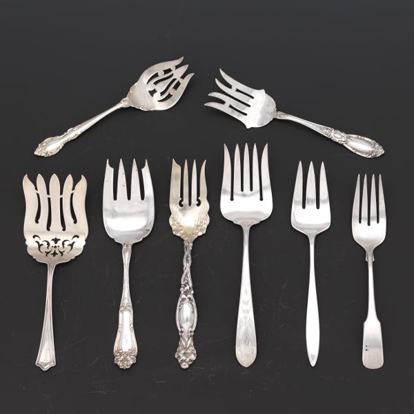 EIGHT STERLING SILVER SERVING FORKS  3a7df3