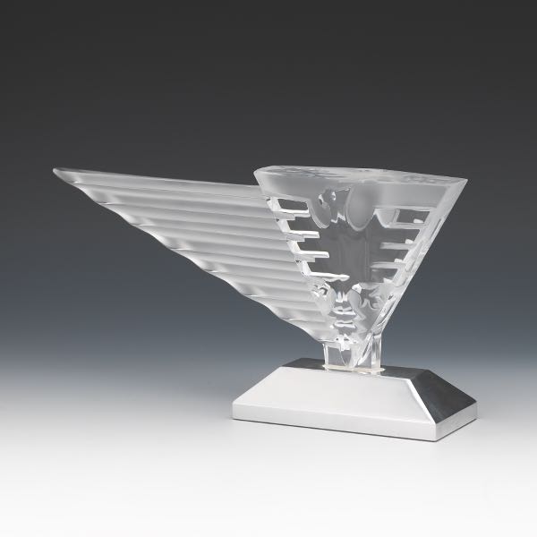 LALIQUE GLASS AIGLE TABLE OBJECT  3a7e62