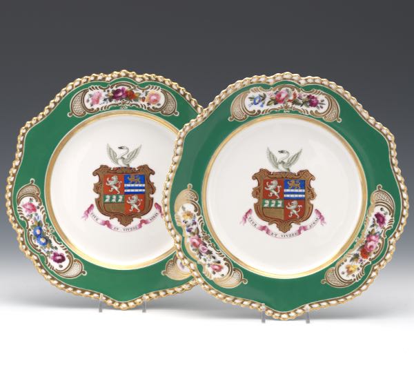 PAIR OF CHAMBERLAIN WORCESTER ARMORIAL 3a7e73