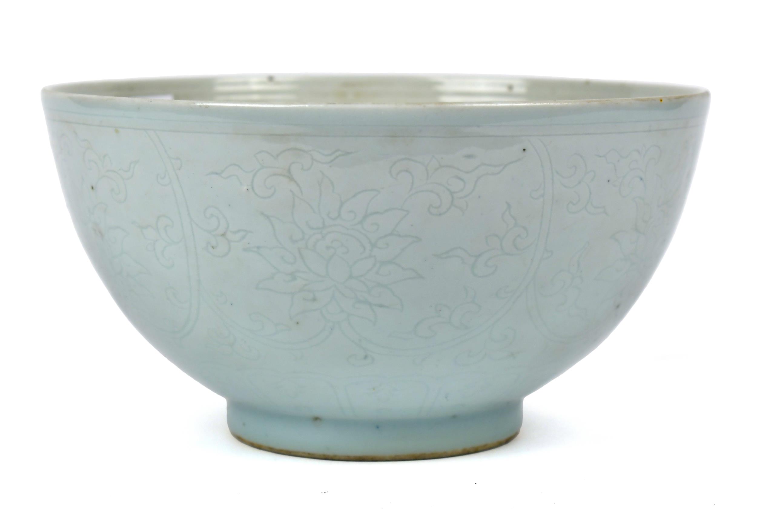 CHINESE INCISED CELADON BOWL Chinese 3aaa32