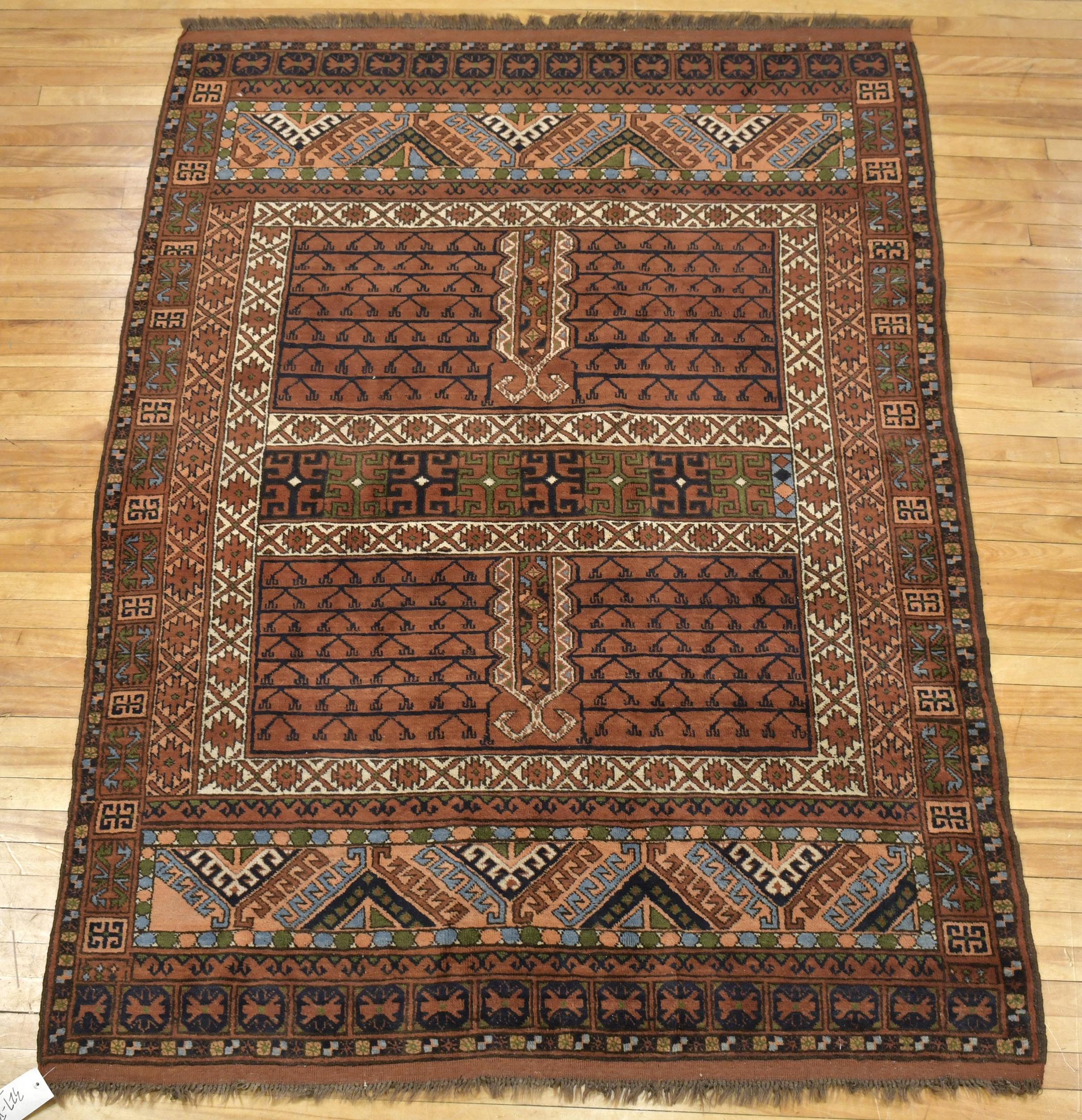 VINTAGE ORIENTAL AREA RUG. Vintage