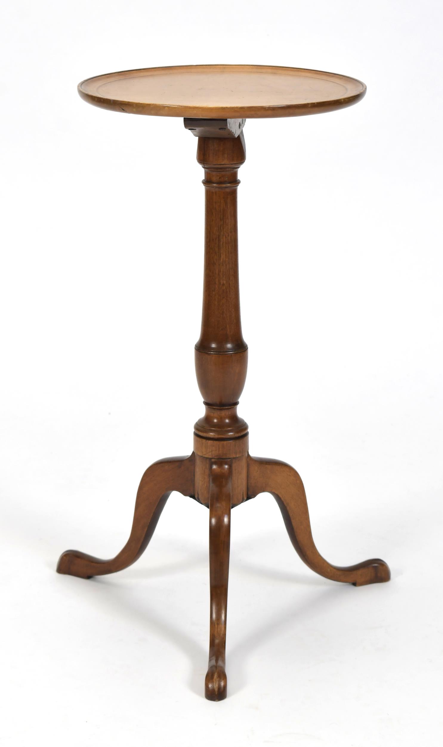 18TH C. QUEEN ANNE MAPLE DISH TOP CANDLESTAND.