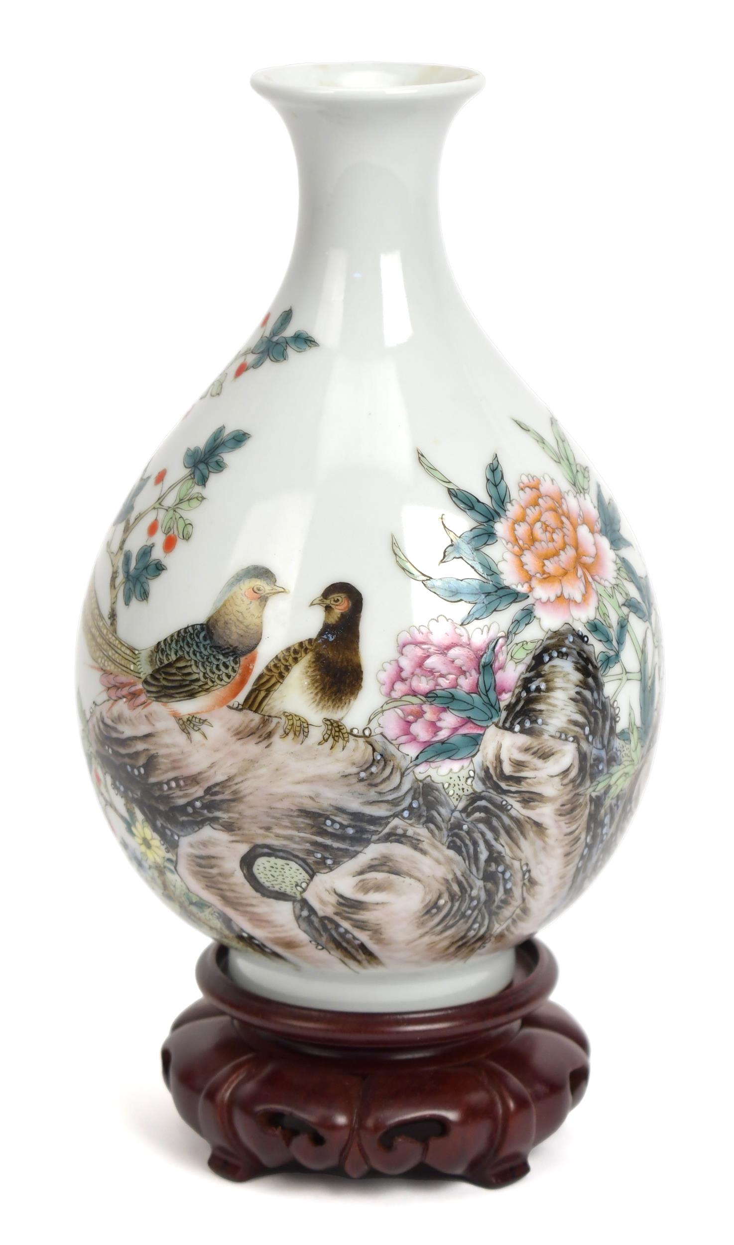 SIGNED CHINESE PORCELAIN VASE,