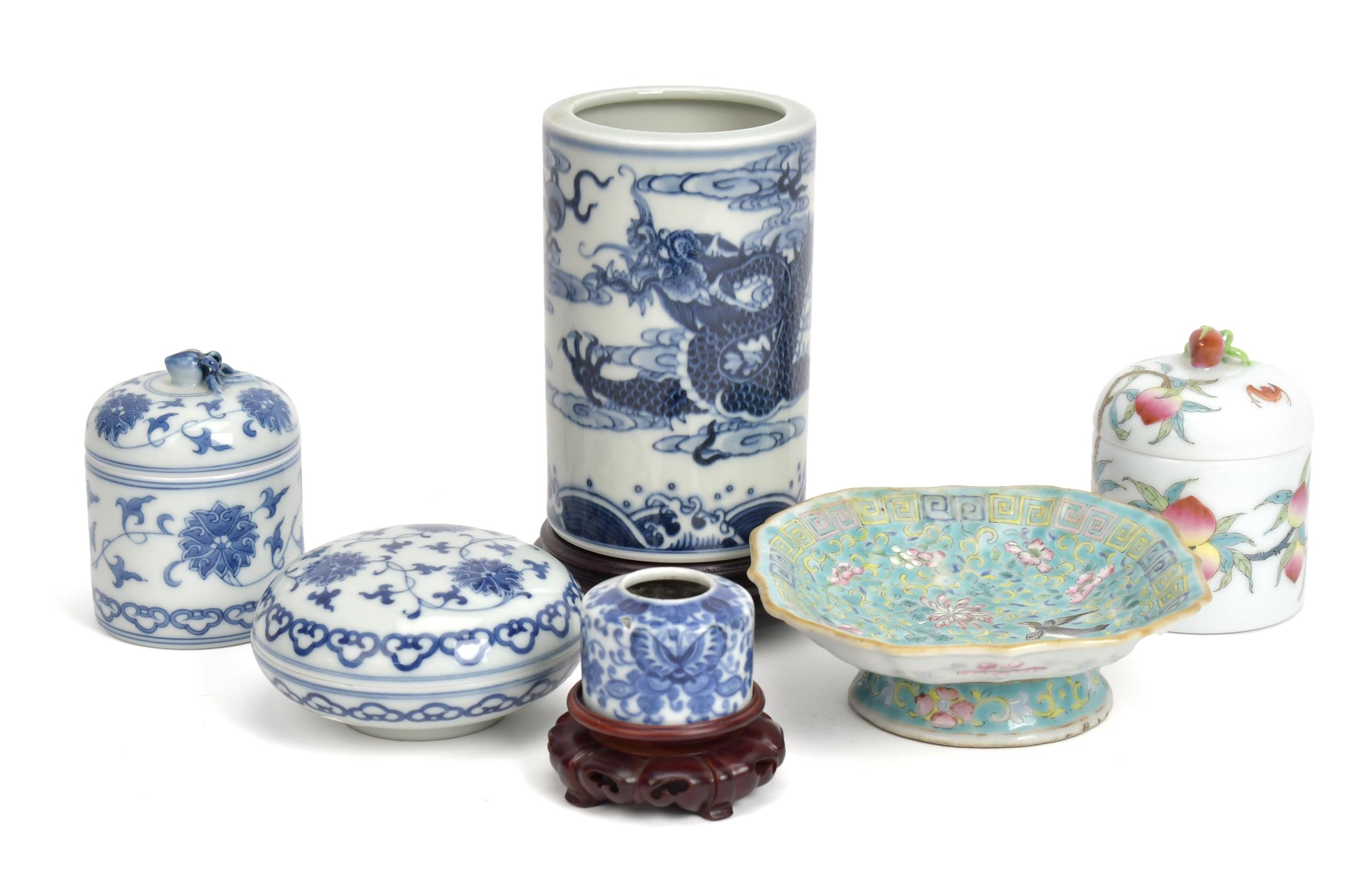 GROUP OF SIGNED CHINESE PORCELAIN.