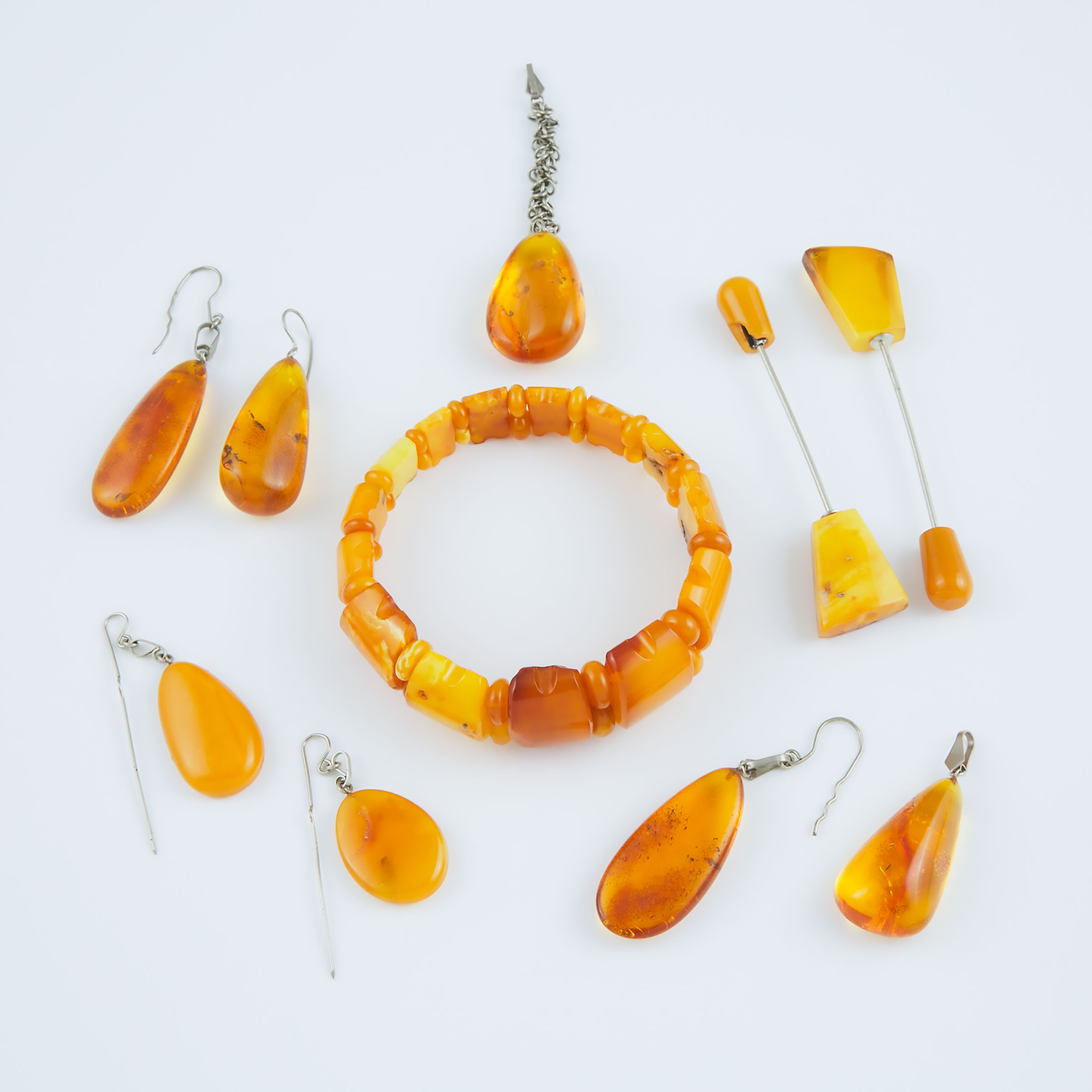 Small Quantity Of Amber Jewellery 3ab574
