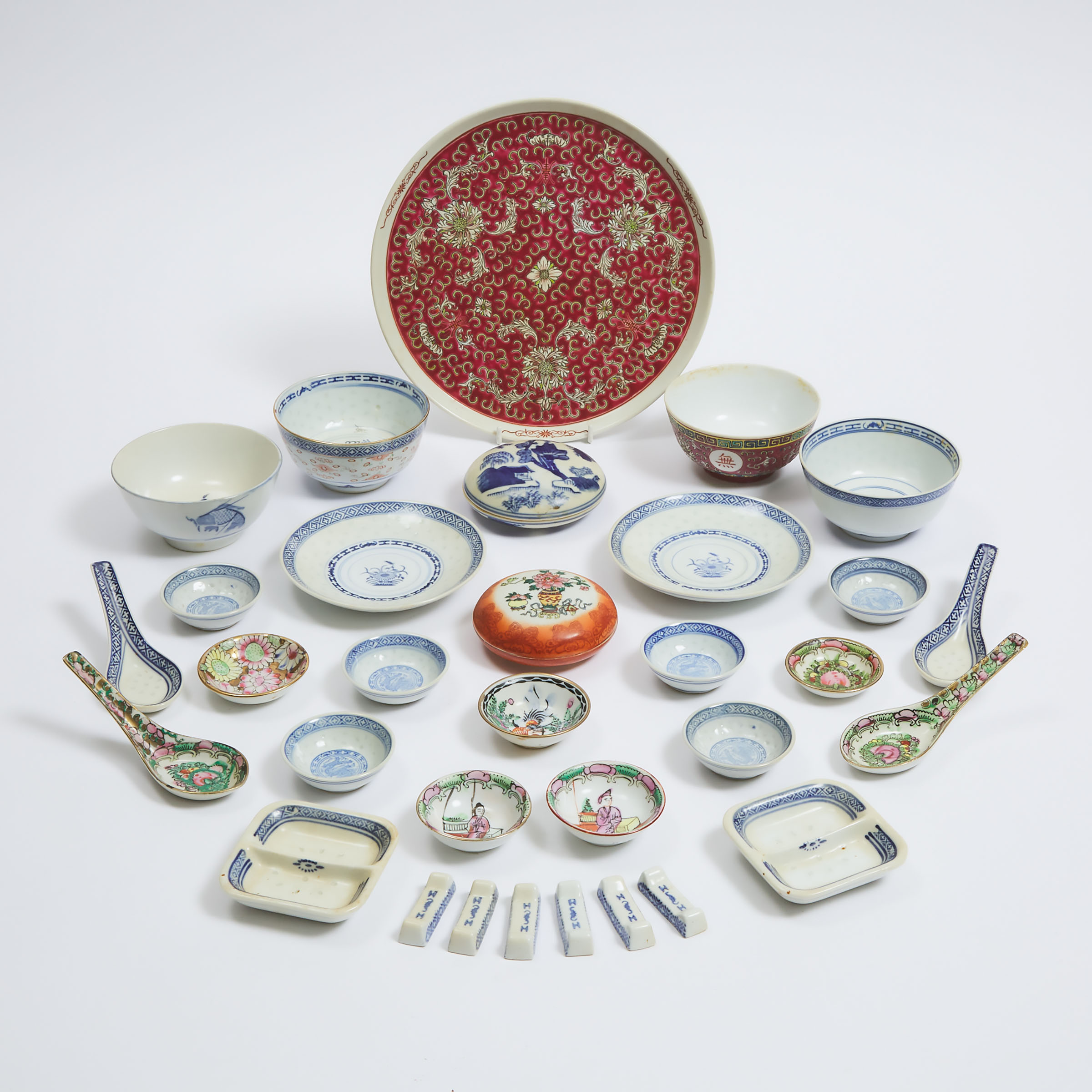 A Group of Thirty Two Chinese Porcelain 3abcc4