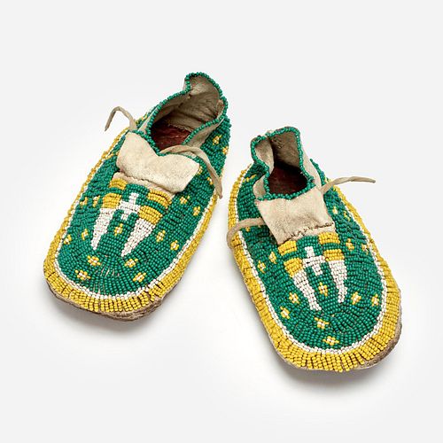 PAIR OF FULLY BEADED CHILD S MOCCASINSCondition The 3a9be5