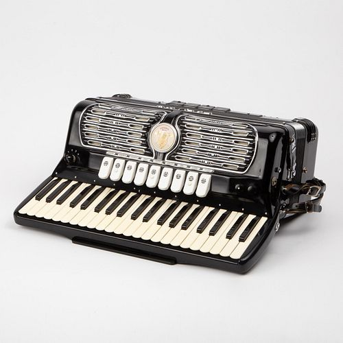 VINTAGE TITANO ORCHESTRA ACCORDION WITH