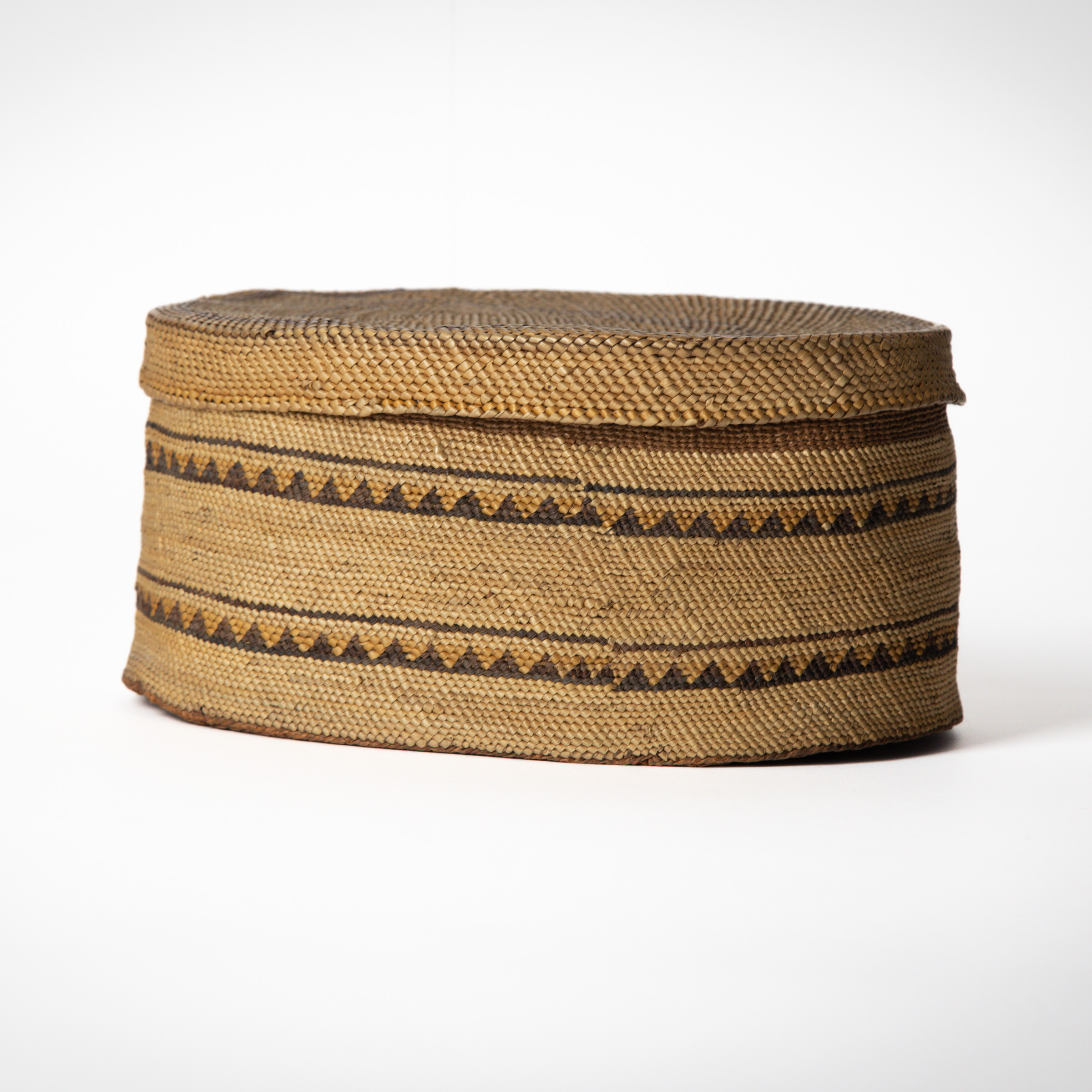 AN EARLY LARGE LIDDED NUU-CHAH-NULTH