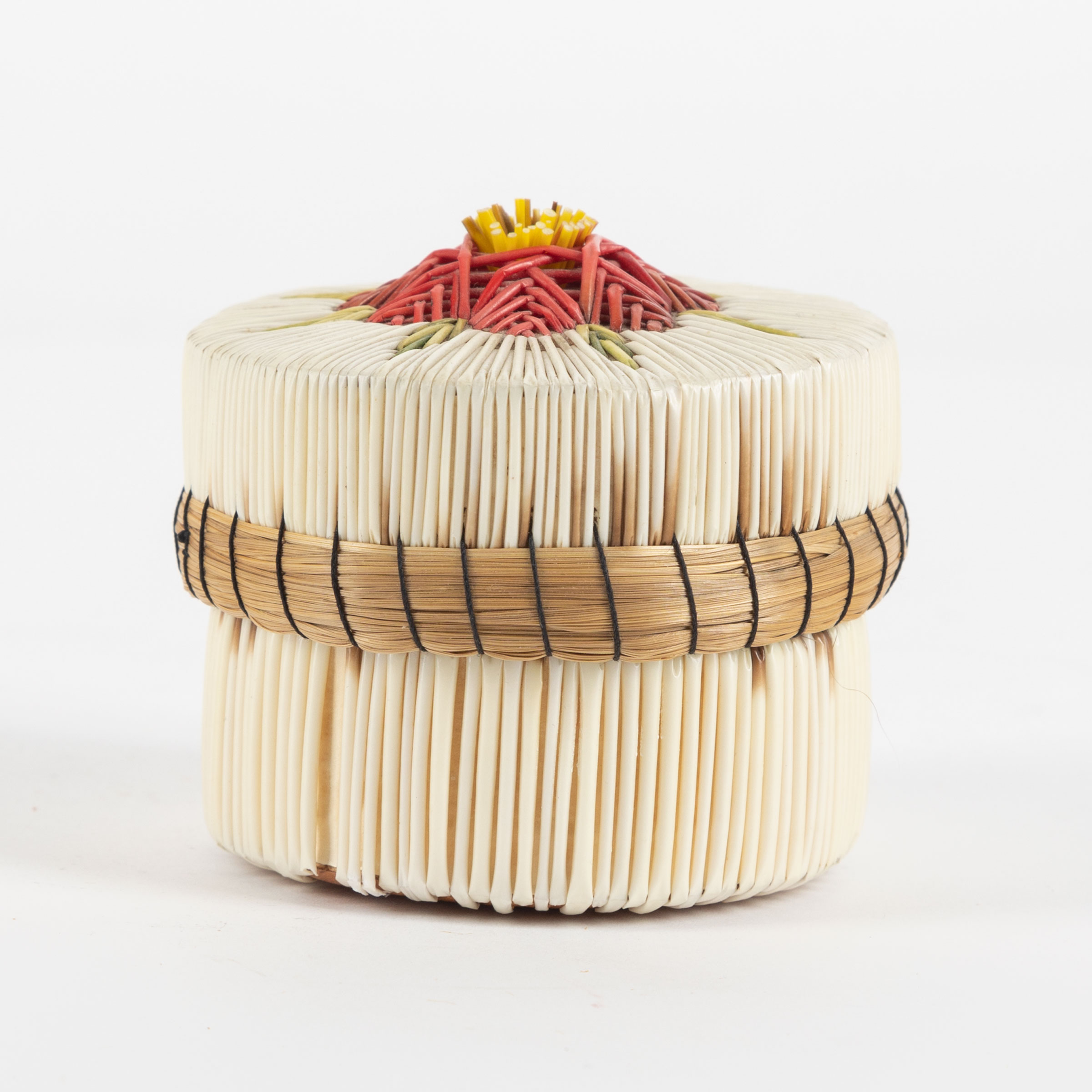 A PORCUPINE QUILL LIDDED BASKET, 20TH