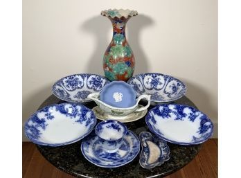 Eleven pieces of assorted porcelain,