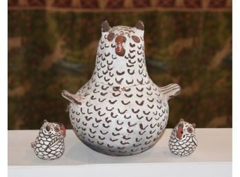 A vintage Zuni pottery bird figure with