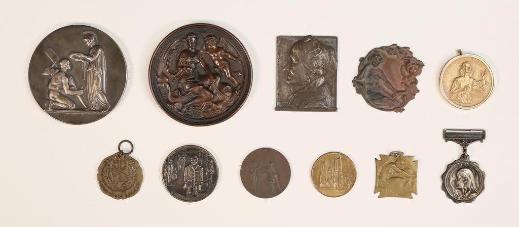 MEDALS AND MEDALLIONS GROUP LALIQUEGrouping 3ad072