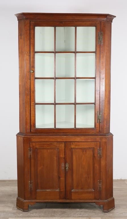 18TH CENTURY AMERICAN CORNER CABINET18th