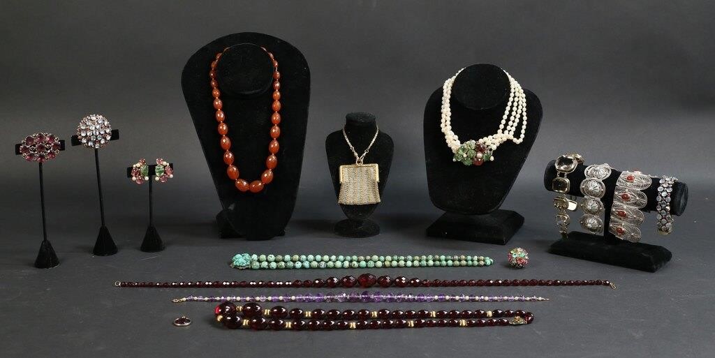 LOT OF VINTAGE JEWELRYLot of vintage