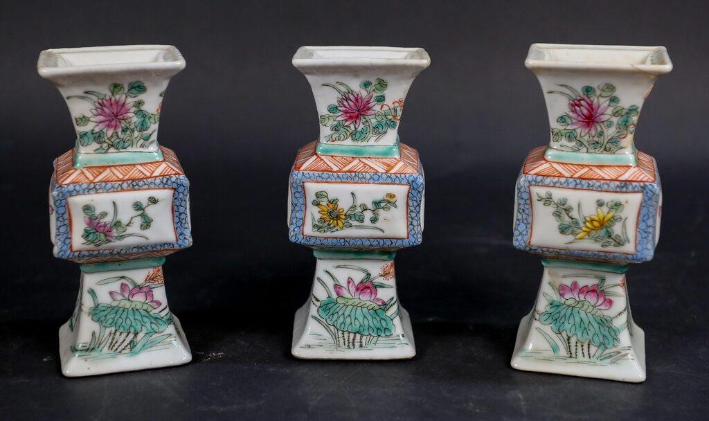 3 CHINESE FAMILLE VERTE VASES3 3ad3cd