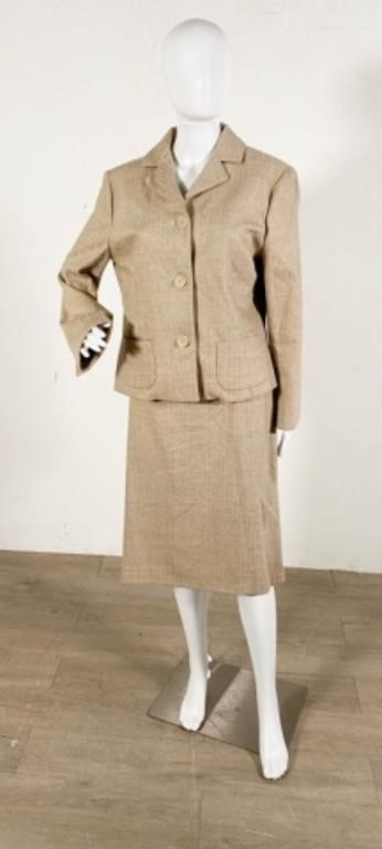 BARNEY'S WOOL SKIRT SUITLot includes