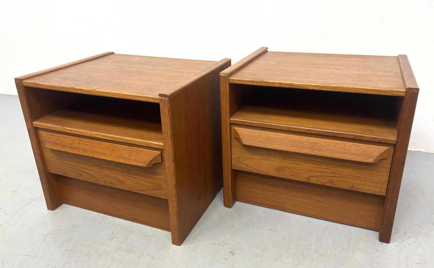 Pair Danish Modern Teak side Table 3ad582