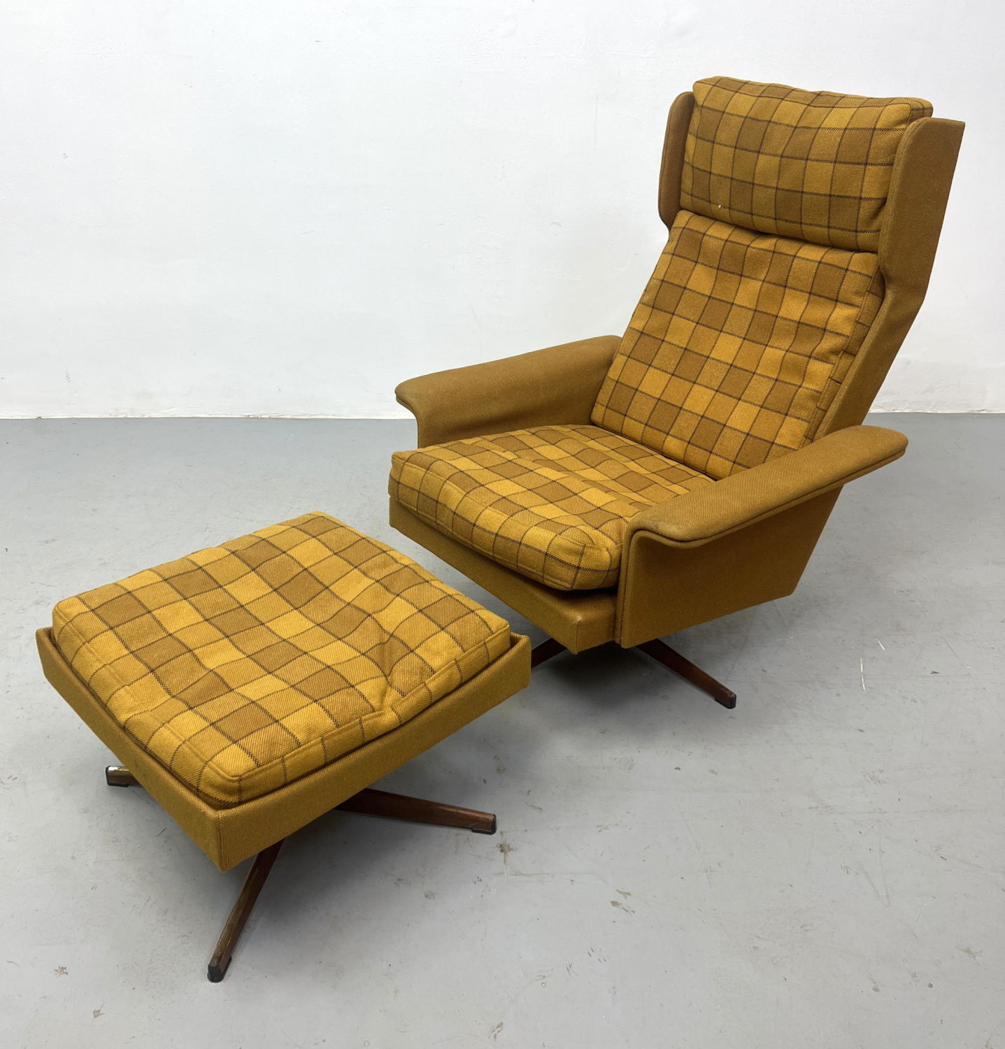 Danish Modern Plaid Lounge Chair 3ad5ac