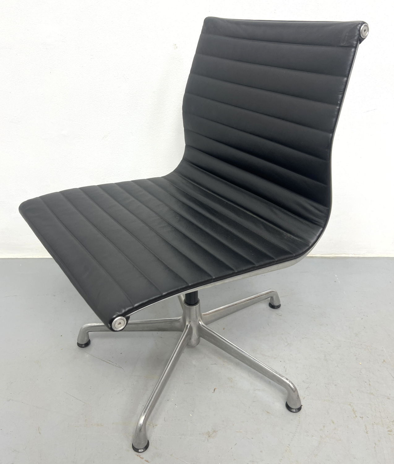 Eames Herman Miller Aluminum Group 3ad5c8