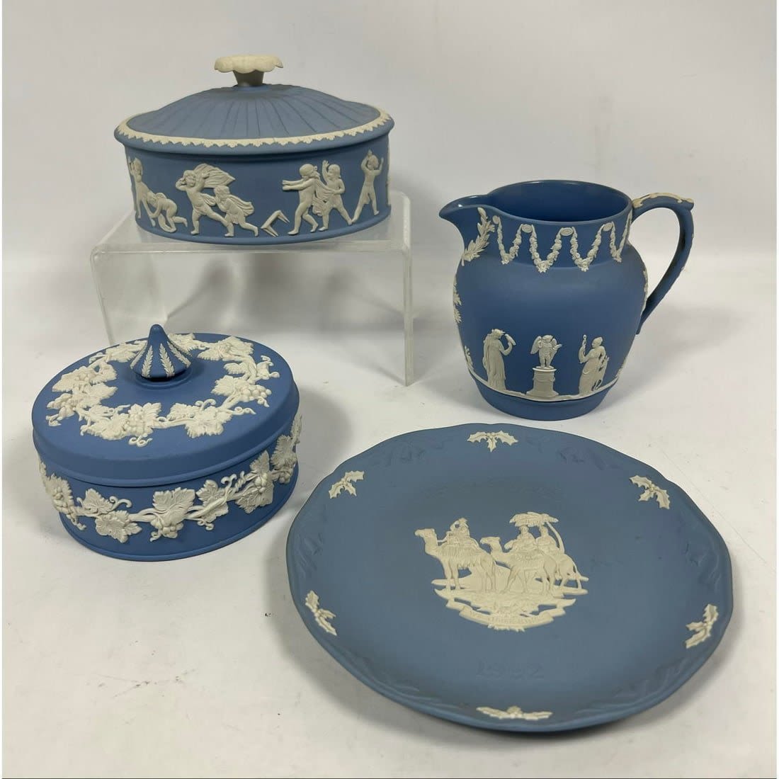 4 pcs Wedgwood Two covered boxes  3ad832