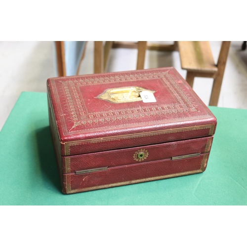 Red and gilt leather writing slope 3adc7b