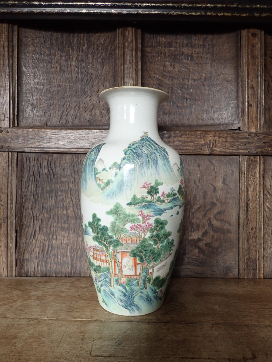A CHINESE PORCELAIN BALUSTER SHAPED