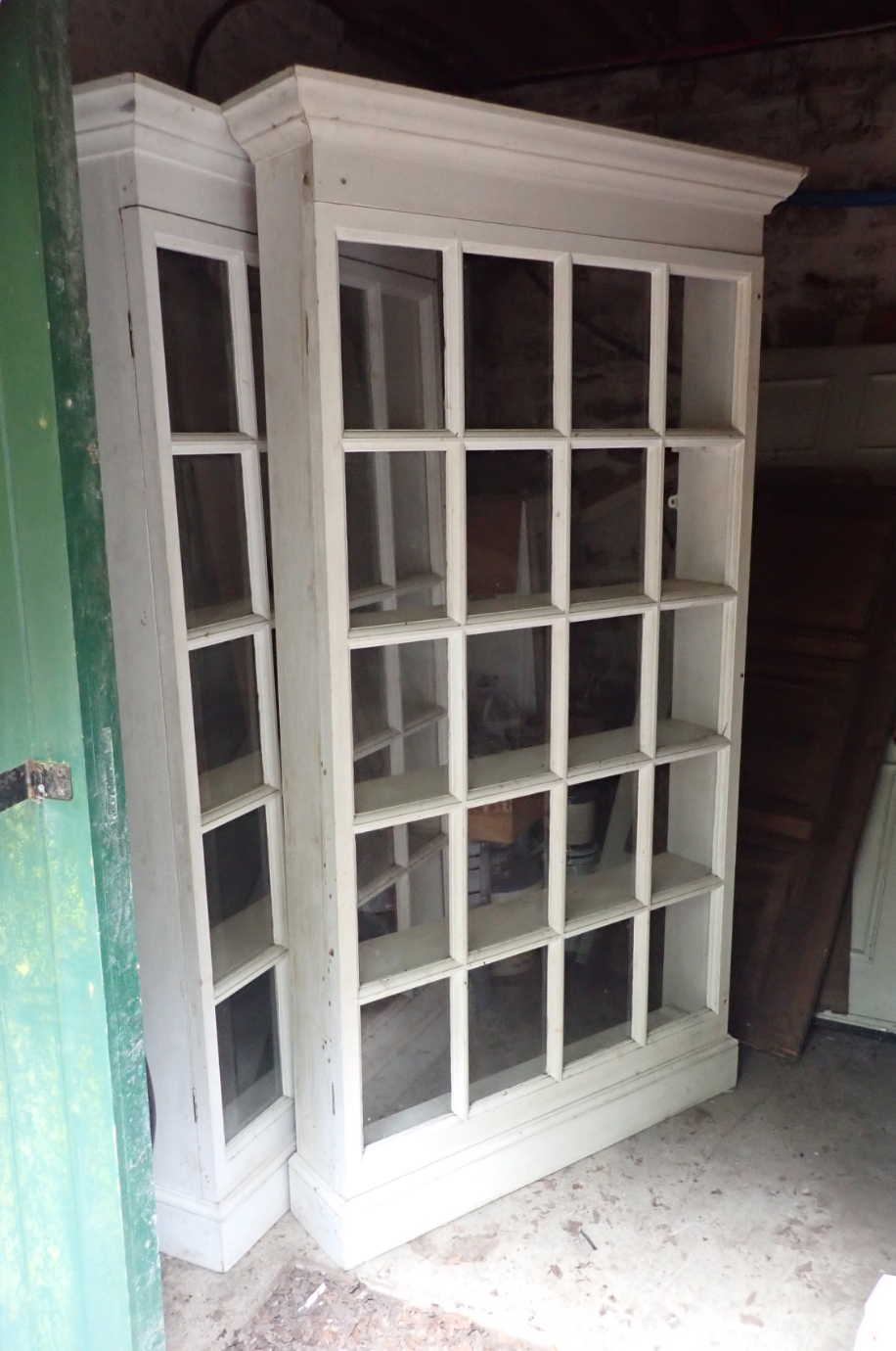 A PAIR OF WHITE PAINTED BOOKCASES 3adfd0