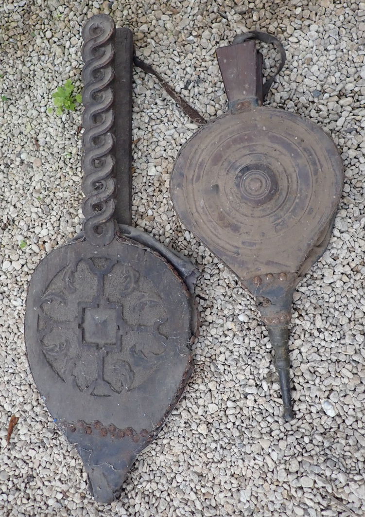 A PAIR OF 19TH CENTURY CARVED OAK 3adfd9