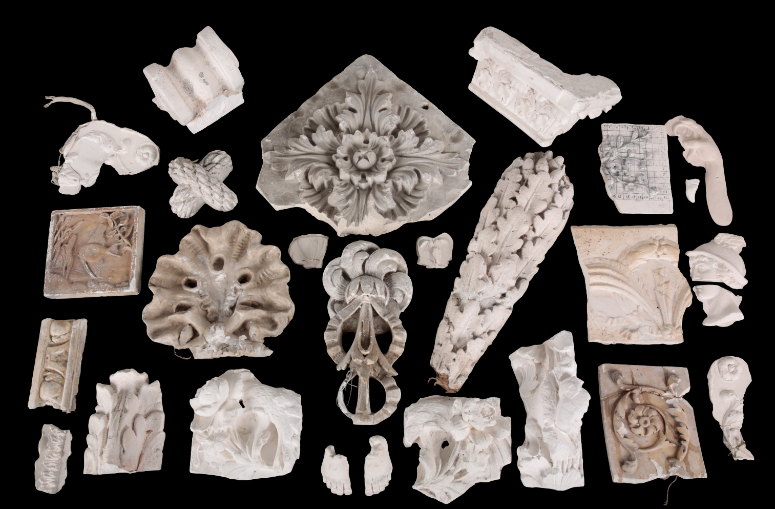 A COLLECTION OF PLASTER FRAGMENTS 3ae063