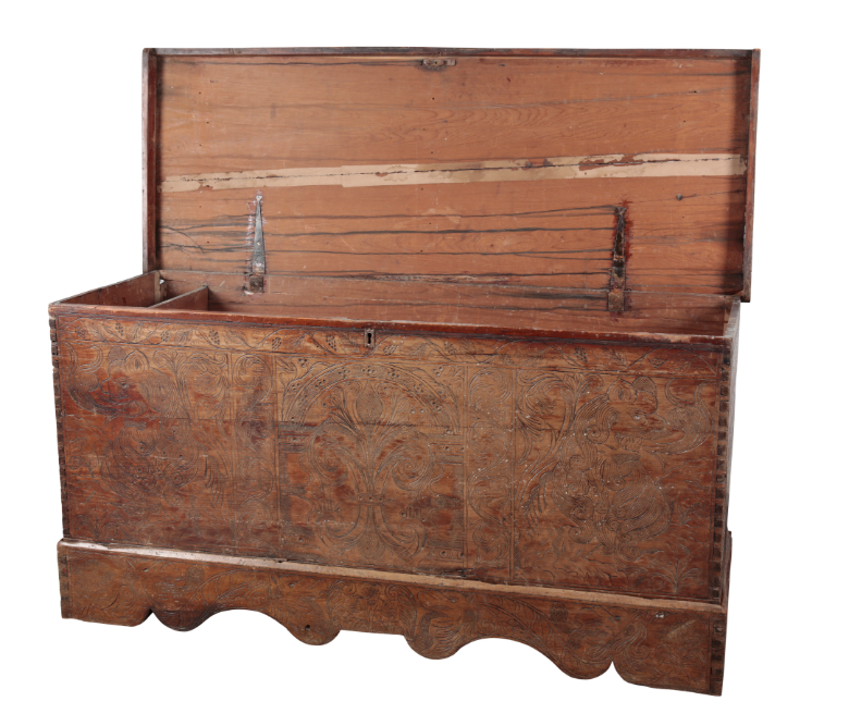 A 17TH CENTURY PINE DOWRY CHEST 3ae104