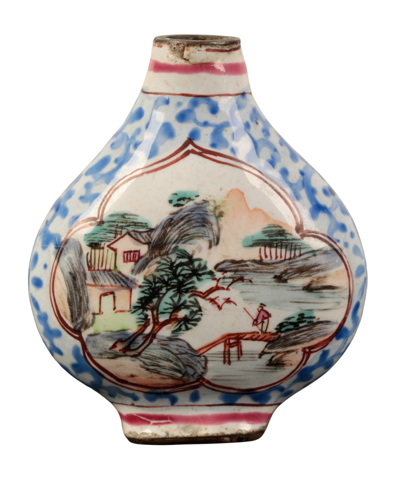 A CANTON ENAMEL SNUFF BOTTLE Qing,