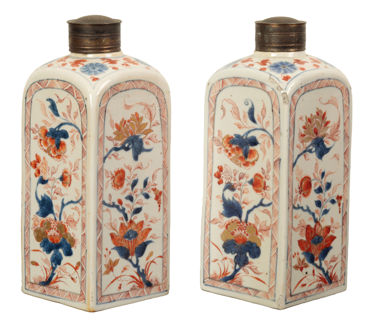 A PAIR OF CHINESE IMARI CANISTERS 3ae35e
