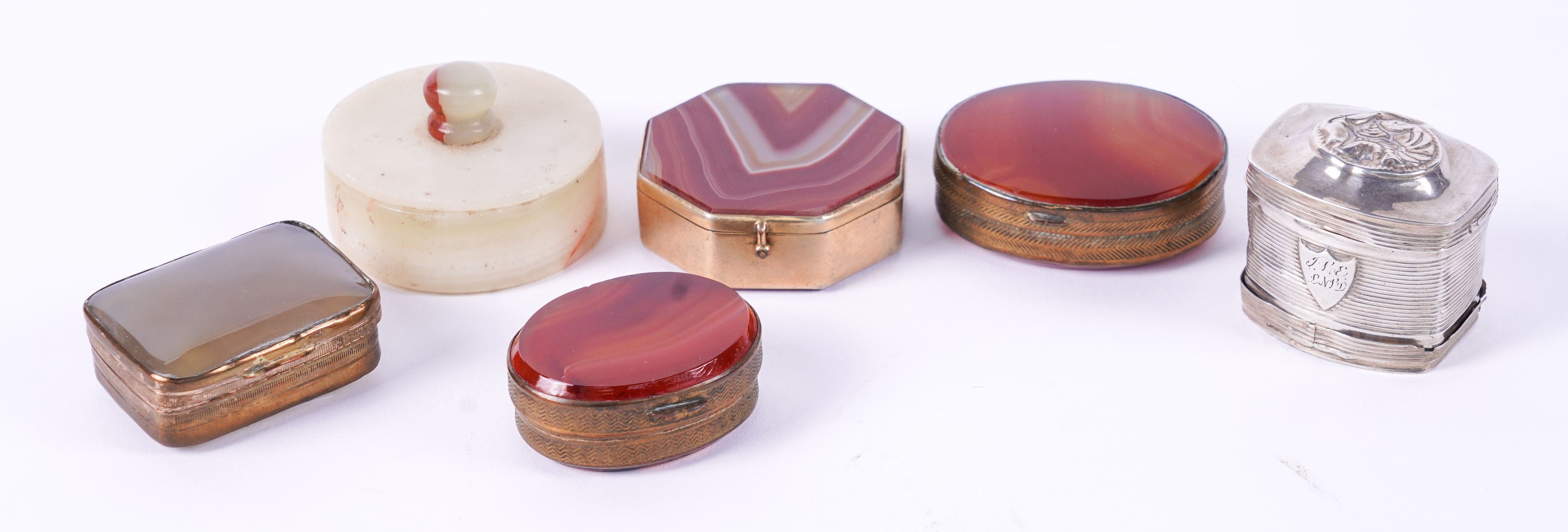 FOUR AGATE AND BRASS MOUNTED PILL 3ae440