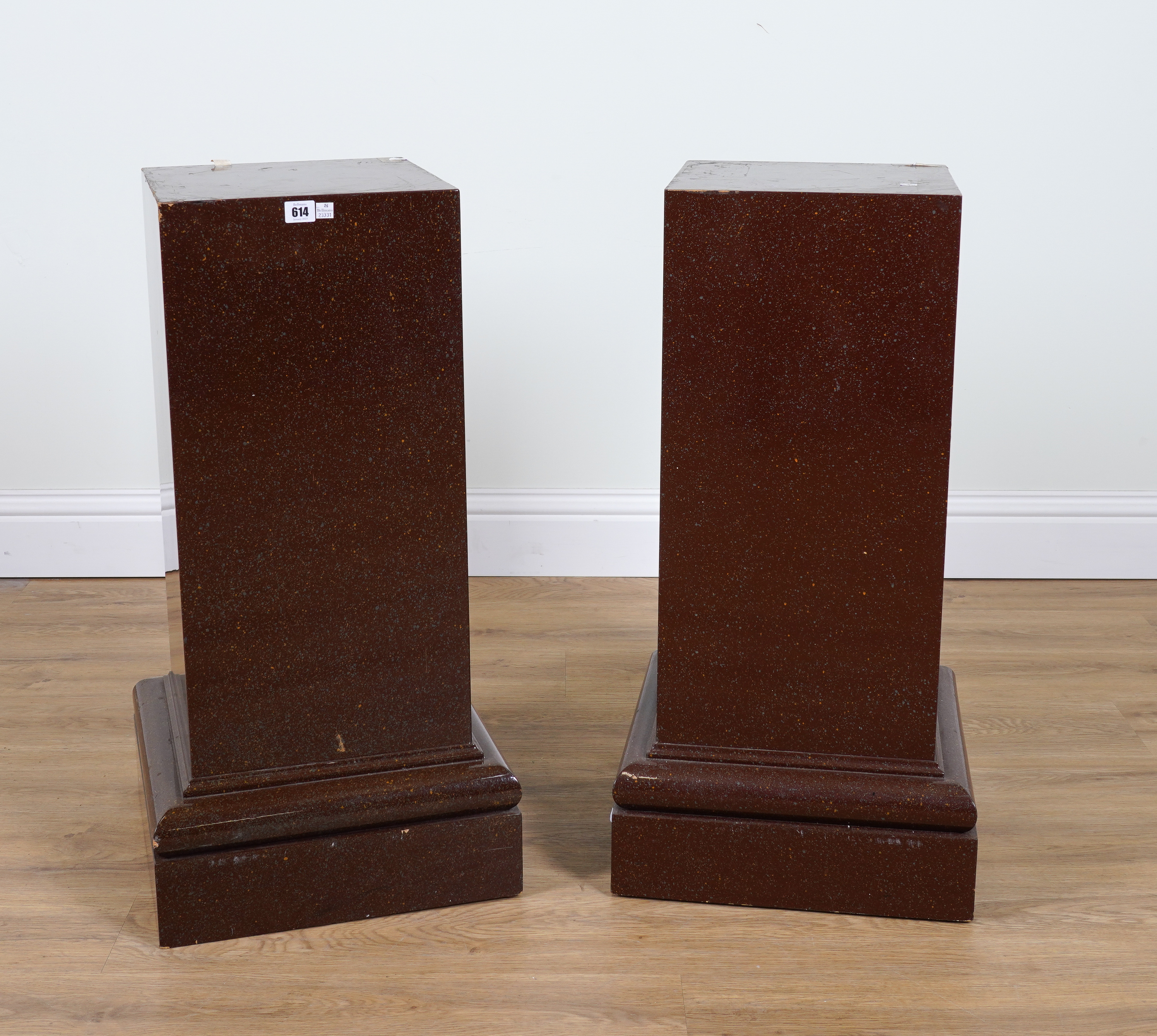 A PAIR OF SIMULATED PORPHYRY PEDESTALS 3ae472