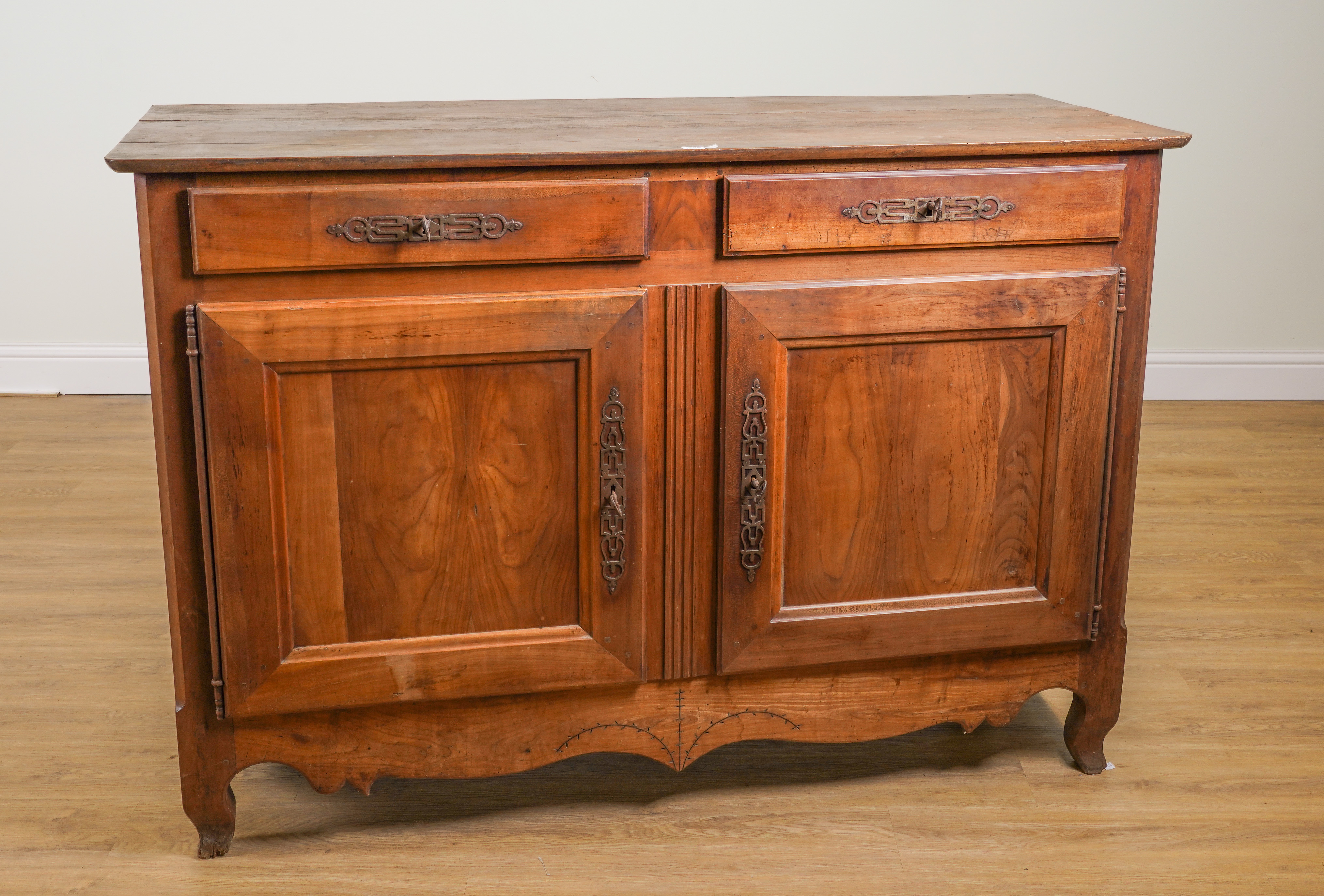 A EARLY 19TH CENTURY FRENCH WALNUT 3ae50f