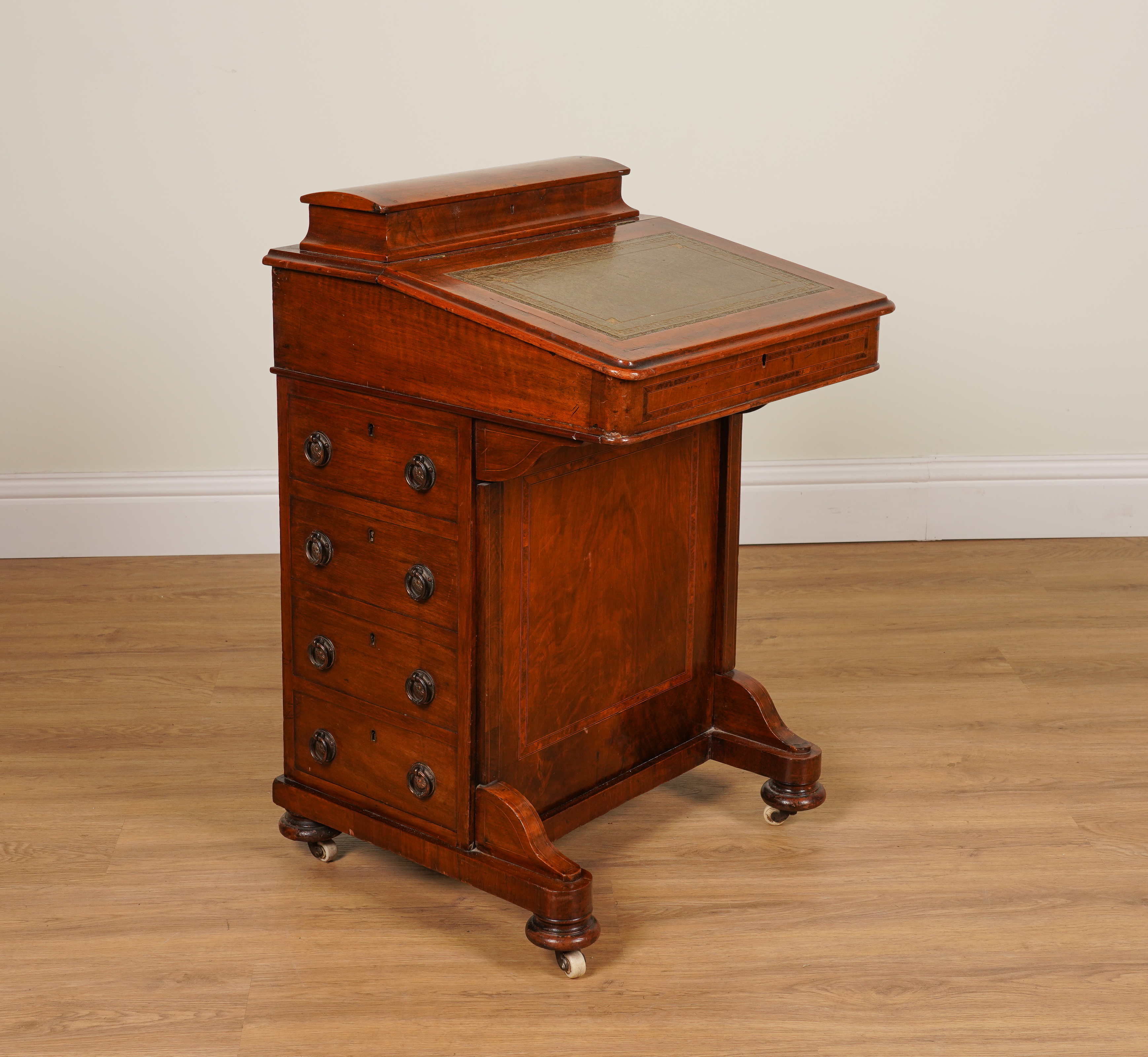 A VICTORIAN INLAID FIGURED WALNUT 3ae52c