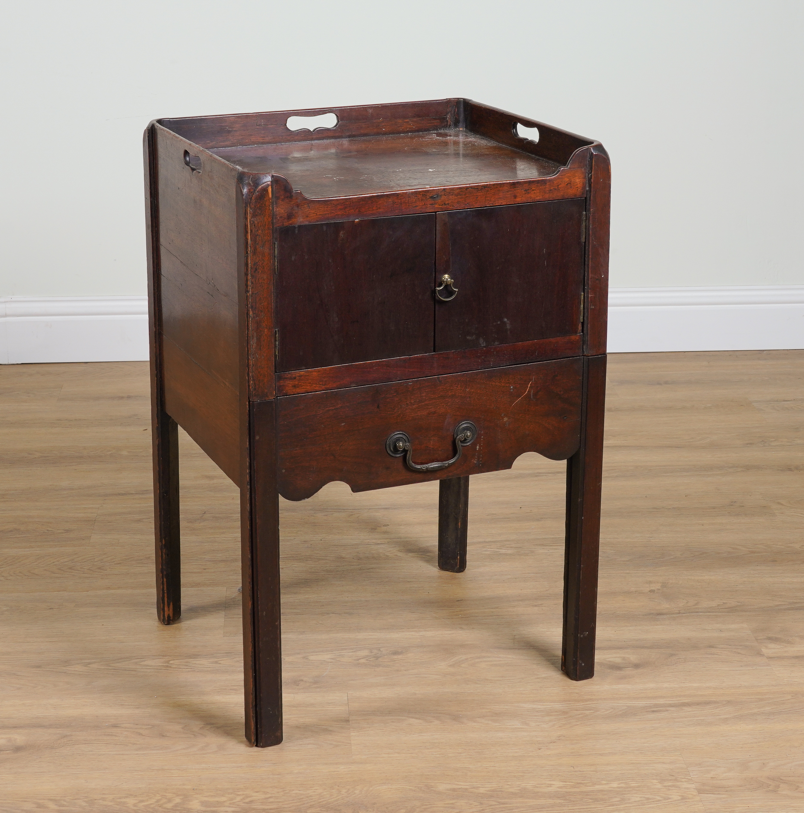 AN 18TH CENTURY MAHOGANY TRAY TOP 3ae535