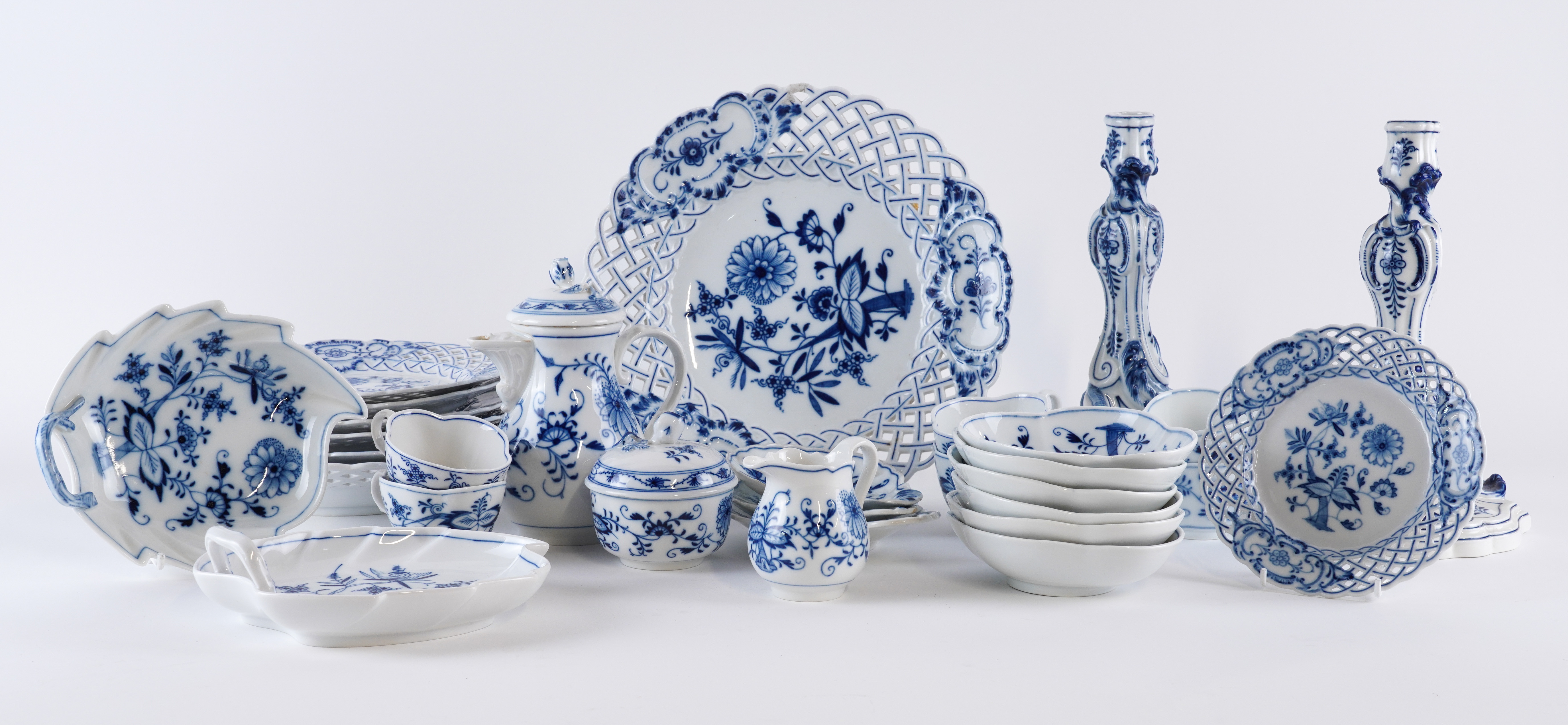 A GROUP OF MEISSEN BLUE AND WHITE