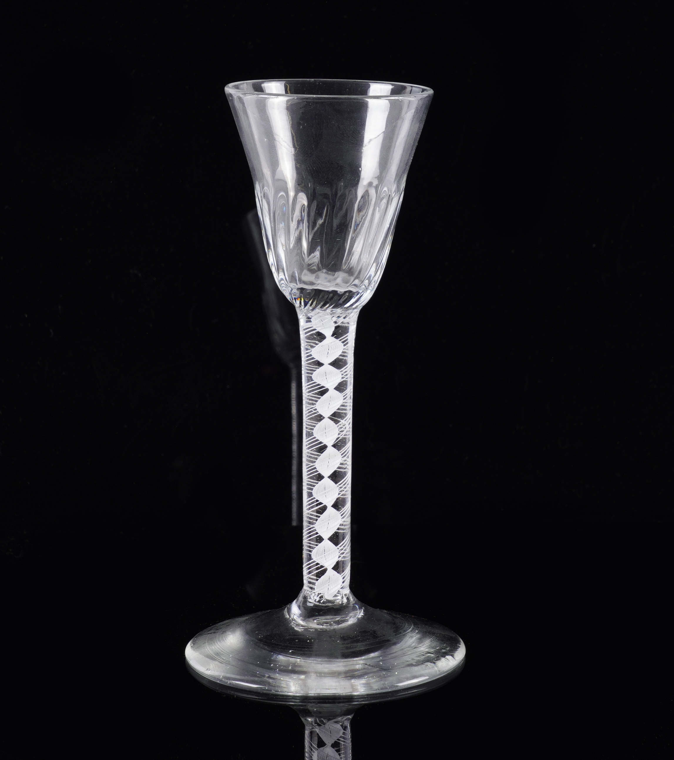 AN OPAQUE TWIST WINE GLASS Circa 3ae5c2