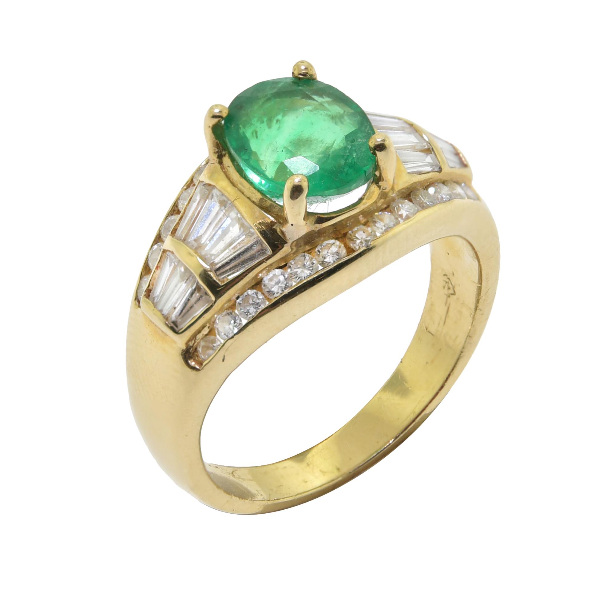 18K GOLD EMERALD AND DIAMOND RING  3ac7e2